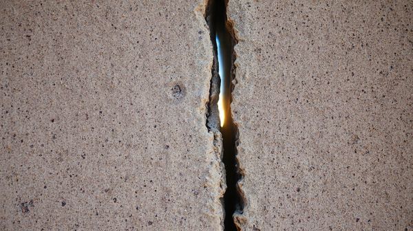 Top techniques pour combler une fissure dans un mur